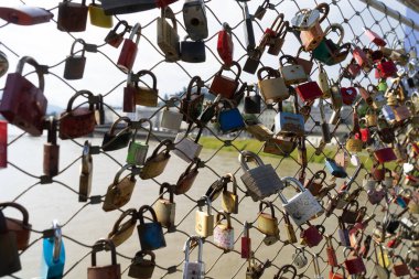 Salzburg, Avusturya. 1 Temmuz 2024. Şehir merkezindeki Salzach Nehri üzerindeki Marko Feingold Köprüsü manzarası