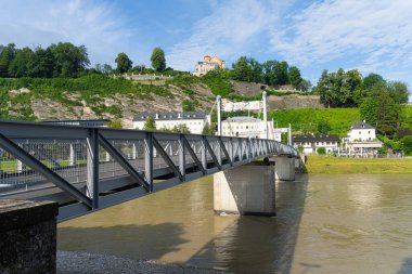 Salzburg, Avusturya. 1 Temmuz 2024. Şehir merkezindeki Salzbach nehri üzerindeki Mulnersteg Köprüsü