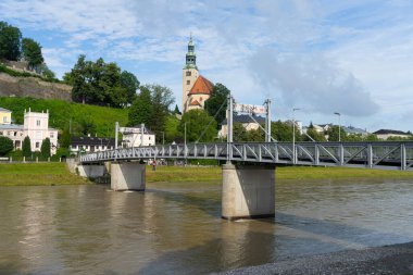 Salzburg, Avusturya. 1 Temmuz 2024. Şehir merkezindeki Salzbach nehri üzerindeki Mulnersteg Köprüsü