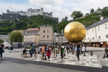 Salzburg, Avusturya. 30 Haziran 2024. Şehir merkezindeki Capitelplatz Meydanı 'ndaki Goldene Kugel anıtı