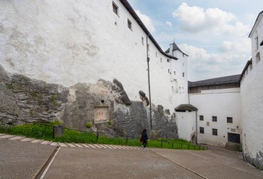 Salzburg, Avusturya. 1 Temmuz 2024 'te şehrin tarihi merkezindeki kaleye giden yolun görüntüsü.