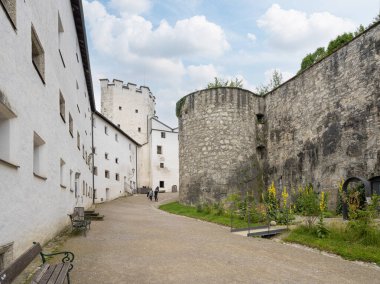 Salzburg, Avusturya. 1 Temmuz 2024 'te şehrin tarihi merkezindeki kaleye giden yolun görüntüsü.