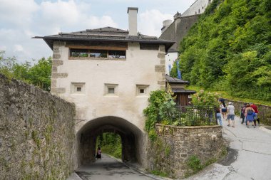 Salzburg, Avusturya. 1 Temmuz 2024 'te şehrin tarihi merkezindeki kaleye giden yolun görüntüsü.