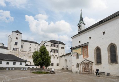 Salzburg, Avusturya. 1 Temmuz 2024 'te şehrin tarihi merkezindeki kalenin iç avlusuna bakıldı.