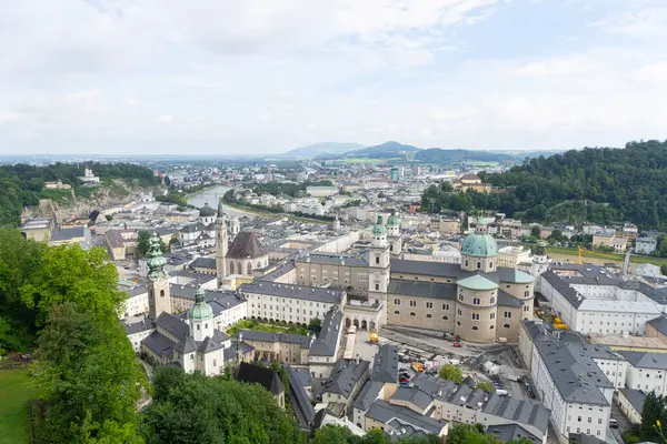 Salzburg, Avusturya. 1 Temmuz 2024. Şato tepesinden şehrin havadan görüntüsü..