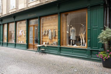 Salzburg, Avusturya. 1 Temmuz 2024. Şehir merkezindeki geleneksel bir Tyrolean giyim mağazası.