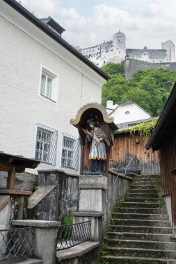 Salzburg, Avusturya. 1 Temmuz 2024 şehir merkezindeki su çarkının panoramik görüntüsü.