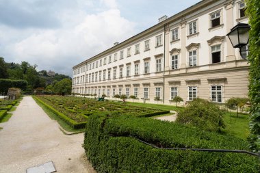 Salzburg, Avusturya. 1 Temmuz 2024. Şehir merkezindeki Mirabell Bahçeleri manzarası