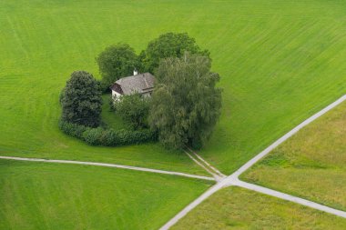 Salzburg, Avusturya. 1 Temmuz 2024 Herb Guardian House 'un şehir merkezindeki hava görüntüsü.