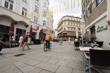 Salzburg, Avusturya. 1 Temmuz 2024 'te şehrin tarihi merkezinde bir caddede insanlar toplandı.