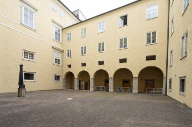 Salzburg, Avusturya. 1 Temmuz 2024 'te Salzburg Üniversitesi' nin felsefe fakültesine giriş manzarası