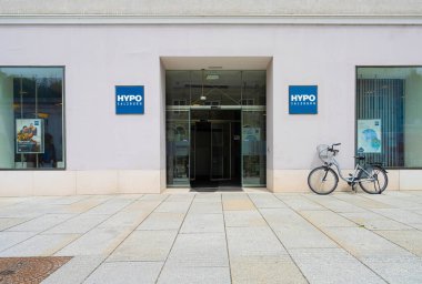 Salzburg, Avusturya. 1 Temmuz 2024. Şehir merkezindeki Hypo Bank şubesinin ön görüntüsü.