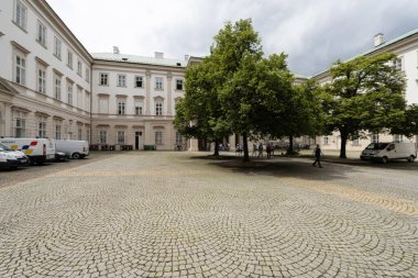 Salzburg, Avusturya. 1 Temmuz 2024. Şehir merkezindeki Mirabell Kalesi 'nin avlusuna bak.