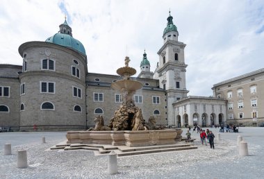 Salzburg, Avusturya. 30 Haziran 2024 şehir merkezindeki Residence Fountain manzaralı.