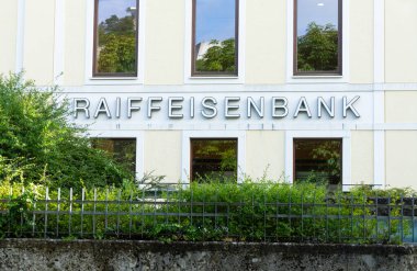 Salzburg, Avusturya. 1 Temmuz 2024. Raiffeisen Bankası, şehir merkezindeki bir sarayın logosu.
