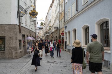 Salzburg, Avusturya. 1 Temmuz 2024. Getreidegasse caddesi boyunca şehir merkezinde turistler.