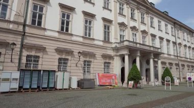 Salzburg, Avusturya. 30 Haziran 2024. Şehir merkezindeki Mirabell kalesinin dış görünüşü..