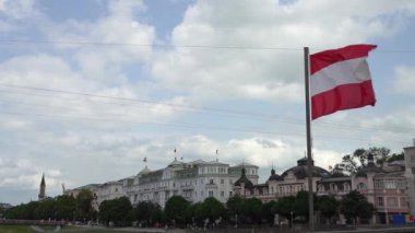 Salzburg, Avusturya. 30 Haziran 2024 Avusturya bayrağı şehir merkezinde dalgalanıyor.