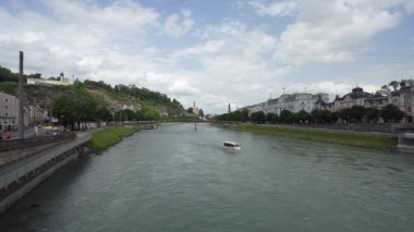 Salzburg, Avusturya. 30 Haziran 2024 'te şehrin ön planında Salzach nehri bulunan panoraması..
