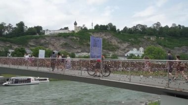 Salzburg, Avusturya. 30 Haziran 2024. Şehir merkezinde aşk kilitleriyle kaplı bir Salzach nehir köprüsü..