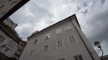 Salzburg, Avusturya. 30 Haziran 2024. Şehrin tarihi merkezindeki evler arasında.