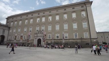 Salzburg, Avusturya. 30 Haziran 2024. DomQuartier Salzburg şehir merkezinde Residenzplatz 'da