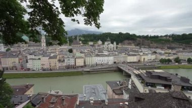 Salzburg, Avusturya. 1 Temmuz 2024. Kapuzinerberg 'in kuzeyinden şehir merkezine doğru panoramik görüntü