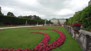 Salzburg, Avusturya. 1 Temmuz 2024 Mirabell Garden 'ın şehir merkezindeki panoramik manzarası.