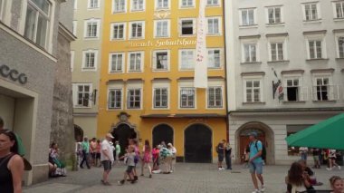 Salzburg, Avusturya. 30 Haziran 2024. Mozart 'ın şehir merkezindeki doğum yerinin dış görünüşü.