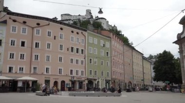 Salzburg, Avusturya. 1 Temmuz 2024 Kajetaner Meydanı 'nın panoramik manzarası şehir merkezinde.