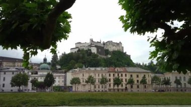 Salzburg, Avusturya. 1 Temmuz 2024. Şehir merkezindeki Salzburg Şatosu manzarası