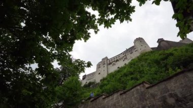 Salzburg, Avusturya. 1 Temmuz 2024. Şehir merkezindeki Salzburg Şatosu manzarası