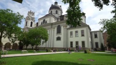 Salzburg, Avusturya. 1 Temmuz 2024. Şehrin merkezindeki Wilhelm-Furtwngler-Garten panoramik manzarası