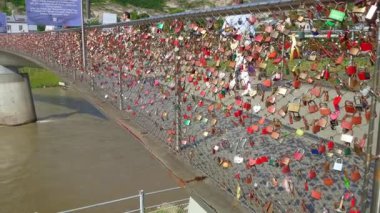 Salzburg, Avusturya. 1 Temmuz 2024. Şehir merkezindeki Salzach Nehri üzerindeki Marko Feingold Köprüsü manzarası