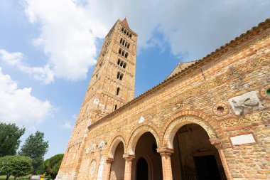 Pomposa, İtalya. 27 Temmuz 2024 Pomposa bazilikasının panoramik görüntüsü