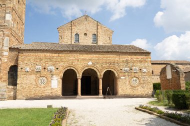 Pomposa, İtalya. 27 Temmuz 2024 Pomposa bazilikasının panoramik görüntüsü