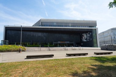 Linz, Avusturya. 12 Ağustos 2024. Şehir merkezindeki LandesTheatre Linz - Music Theatre binasının dış görünüşü
