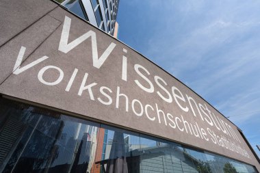 Linz, Avusturya. 12 Ağustos 2024 Halk Üniversitesi ve şehir merkezindeki Linz Halk Kütüphanesi binasının dış görüntüsü.