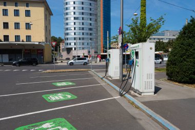 Linz, Avusturya. 12 Ağustos 2024. Şehir merkezindeki bir kaldırımda elektrikli araç şarj istasyonu görüntüsü
