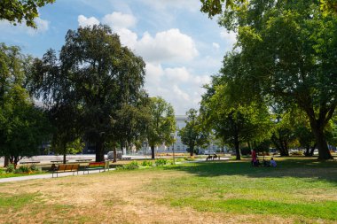 Linz, Avusturya. 12 Ağustos 2024. Şehir merkezindeki Volksgarten Parkı manzarası.