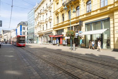 Linz, Avusturya. 12 Ağustos 2024. Şehir merkezindeki bir caddeden geçen bir tramvay.