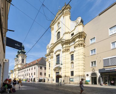 Linz, Avusturya. 12 Ağustos 2024 'te şehir merkezindeki Landstrasse Caddesi' ndeki Carmelite Manastırı.