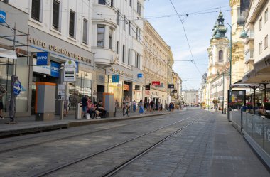 Linz, Avusturya. Şehir merkezindeki Landstrasse caddesinin 12 Ağustos 2024 panoramik görüntüsü.