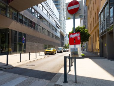 Linz, Avusturya. 12 Ağustos 2024 Heute gazetesi şehir merkezindeki bir caddede satılık.
