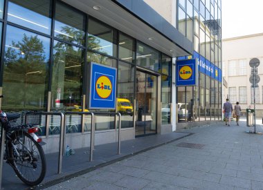 Linz, Avusturya. 12 Ağustos 2024 şehir merkezindeki bir binada Lidl marka şubesinin işaretleri.