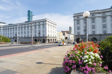 Linz, Avusturya. 12 Ağustos 2024 'te şehir merkezindeki Sanat ve Endüstriyel Tasarım Üniversitesi' nin dış görünüşü