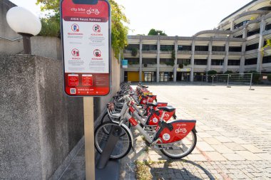 Linz, Avusturya. 12 Ağustos 2024 'te şehir merkezinde bir meydanda bisiklet kiraladık.