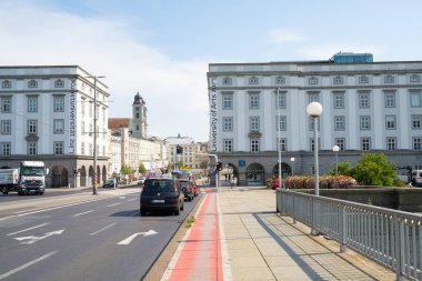 Linz, Avusturya. 12 Ağustos 2024 'te şehir merkezindeki Sanat ve Endüstriyel Tasarım Üniversitesi' nin dış görünüşü