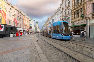 Linz, Avusturya. 12 Ağustos 2024 Landstrasse caddesinde yürüyen insanlar var.