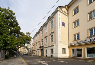Linz, Avusturya. 12 Ağustos 2024. Şehir merkezindeki Katolik Özel Üniversitesi Linz 'in dış görünüşü.